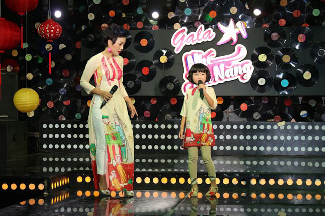 Con gái Thái Thùy Linh điệu đà với áo dài hoa xuân ảnh 6 Cô chỉ dạy cho con từng li từng tí để cô bé thể hiện tốt nhất phong độ của mình.