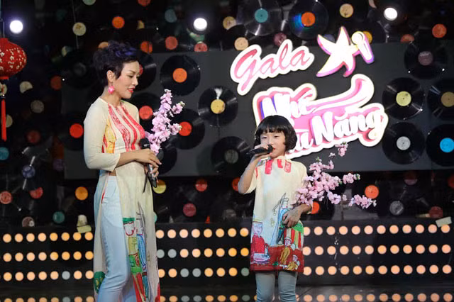  Cô bé cùng mẹ - Thái Thùy Linh đang tập dượt cho một chương trình ca nhạc cho thiếu nhi. 