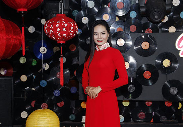 Con gái Thái Thùy Linh điệu đà với áo dài hoa xuân ảnh 9 Ngoài ra còn sự góp mặt của ca sĩ Lương Nguyệt Anh.