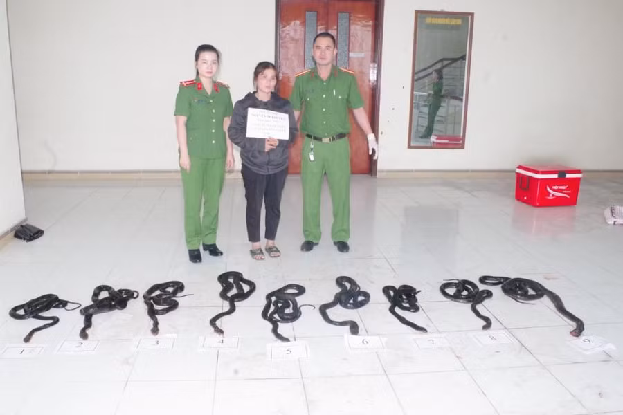 Nguyễn Thị Huyền cùng tang vật tại cơ quan điều tra.