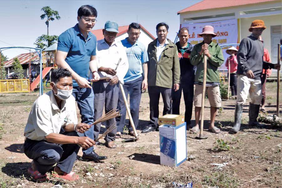 Đoàn công tác cùng các người dân trong buôn làm thủ tục chọn vị trí khoan giếng.