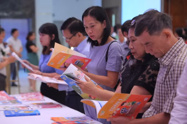 Giáo viên tham khảo các bộ sách mẫu của NXB Giáo dục Việt Nam. Ảnh: Việt Hà