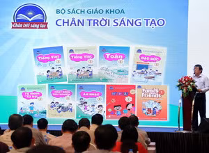 Ông Bùi Mạnh Hùng - Tổng chủ biên giới thiệu bộ SGK "Chân trời sáng tạo" tại một buổi hội thảo giới thiệu SGK mới của NXB Giáo dục Việt Nam. Ảnh: Việt Hà