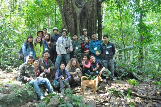 Hoàng Chương cùng đồng nghiệp đi thực địa tại Việt Nam.