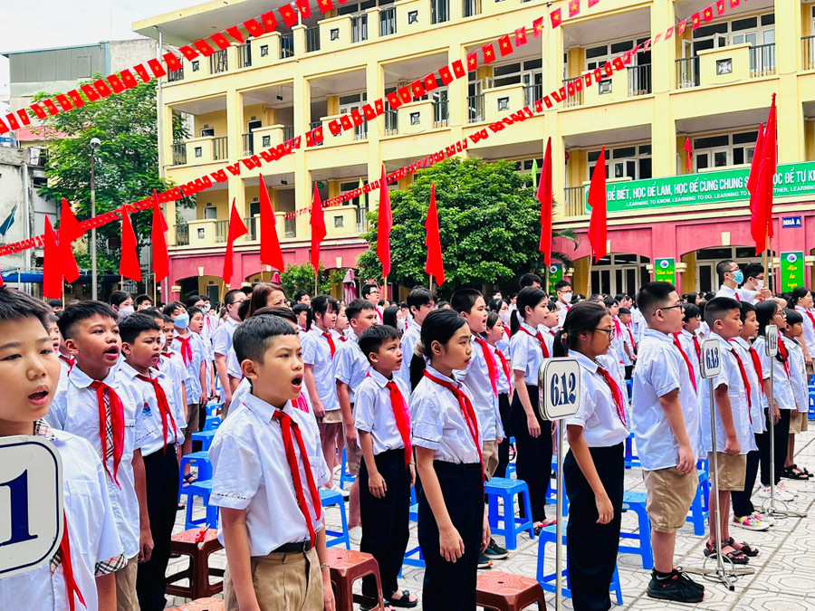 Học sinh Trường THCS Hà Huy Tập (Hai Bà Trưng - Hà Nội) nghiêm trang hát Quốc ca trong Lễ khai giảng năm học mới.