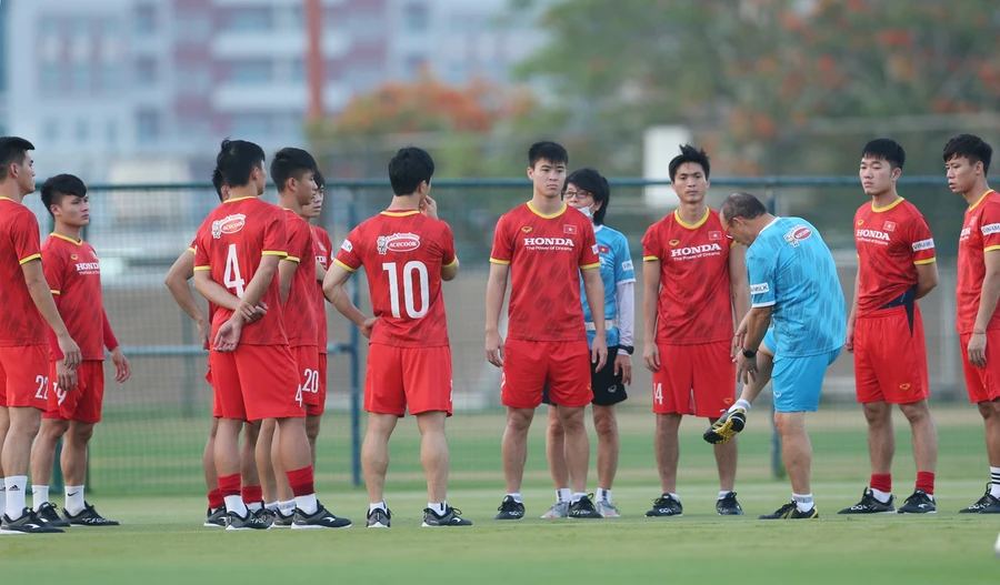 Tuấn Anh trên sân tập tối 8/6.