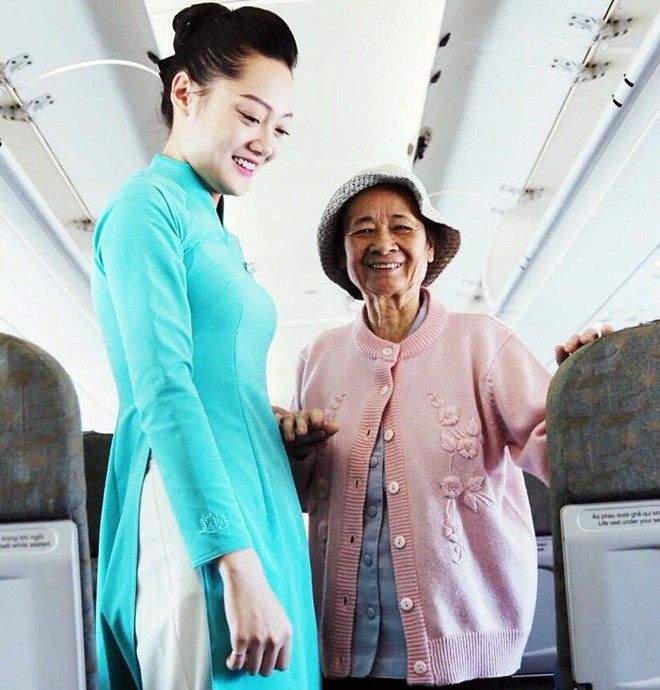 Dù gặp bất cứ tình huống khó xử nào, tiếp viên hàng không vẫn phải nở nụ cười thân thiện và hành động nhẹ nhàng, lịch sự với hành khách. Ảnh: Yến Phương. Dù gặp bất cứ tình huống khó xử nào, tiếp viên hàng không vẫn phải nở nụ cười thân thiện và hành động nhẹ nhàng, lịch sự với hành khách. Ảnh: Yến Phương.