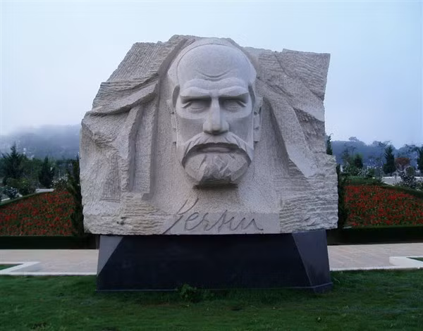 Tượng Alexandre Yersin tại công viên Yersin - Đà Lạt do điêu khắc gia Phạm Văn Hạng thực hiện.