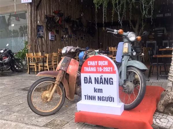 Những chiếc xe máy của người dân từ miền Nam về quê trong tháng 10/2021.