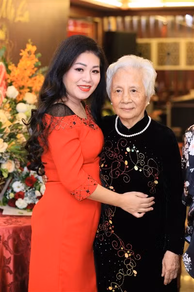 Ca sĩ Anh Thơ (bên trái) được xem là một trong những học trò xuất sắc của nhà giáo Hồ Mộ La.