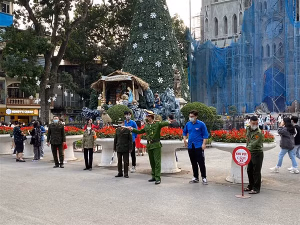 Lực lượng Công an quận Hoàn Kiếm ra quân đảm bảo đảm an ninh trật tự đêm Noel.