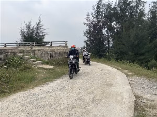 Người dân phải xây bậc tam cấp để tiện đi lại.