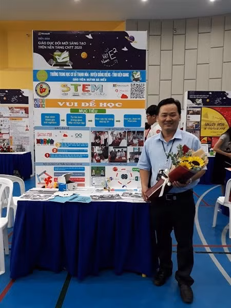 Thầy giáo Huỳnh Bá Hiếu.