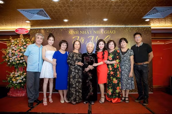 Nhà giáo Ưu tú Hồ Mộ La bên các học trò của mình.