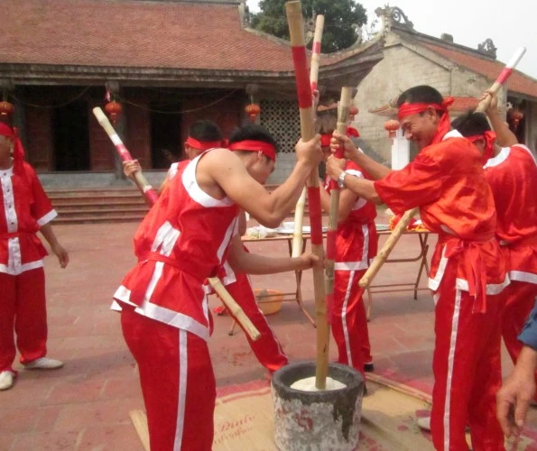 Thanh niên làng Mộ Chu Hạ giã bánh giầy dâng Vua Hùng.