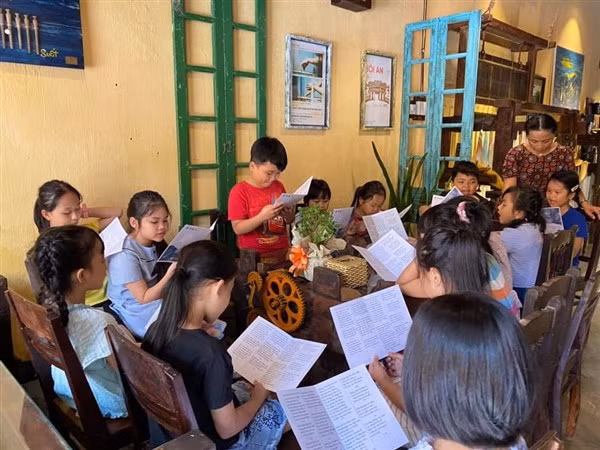 Nhiều học sinh ở Hội An tham gia đọc thơ Xuân Quỳnh – Lưu Quang Vũ.