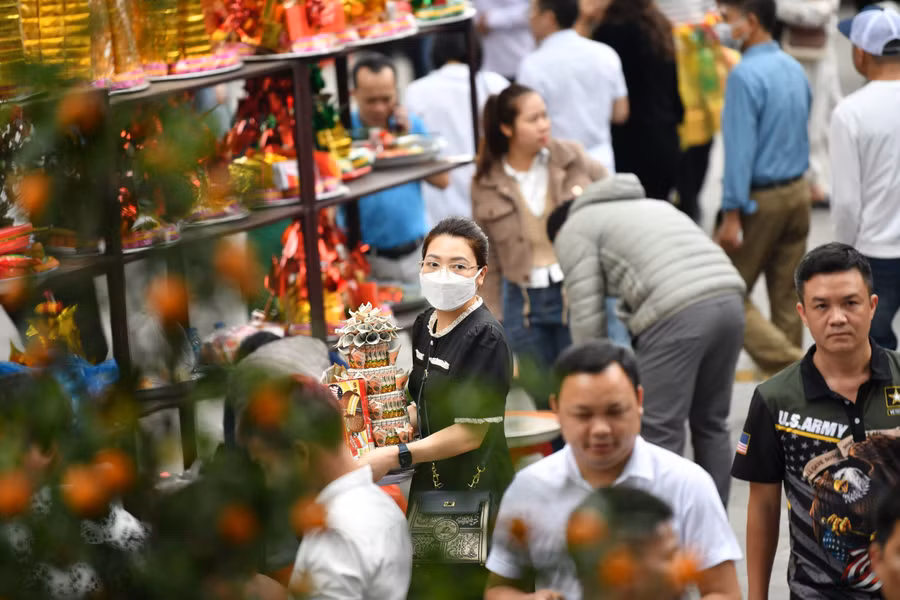 Du khách đến đền Bà Chúa Kho (Bắc Ninh) sáng 20/2.