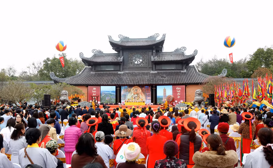 Khách du lịch đến với Ninh Bình trong dịp Tết Giáp Thìn 2024.