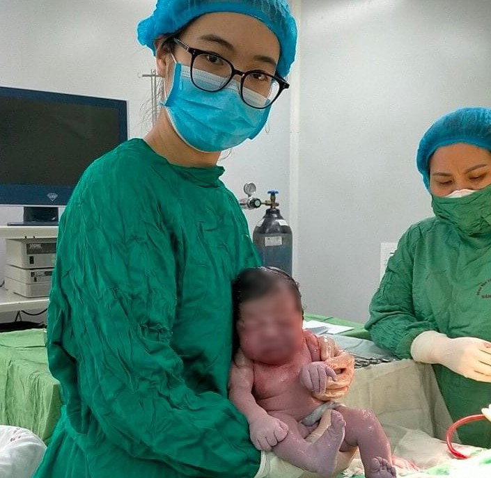 Bác sĩ Lê Thị Trâm Anh cùng 'công dân nhí' ra đời trong những ngày đầu năm mới tại Bệnh viện Sản nhi Bắc Giang. Ảnh: BSCC Bác sĩ Lê Thị Trâm Anh cùng 'công dân nhí' ra đời trong những ngày đầu năm mới tại Bệnh viện Sản nhi Bắc Giang. Ảnh: BSCC