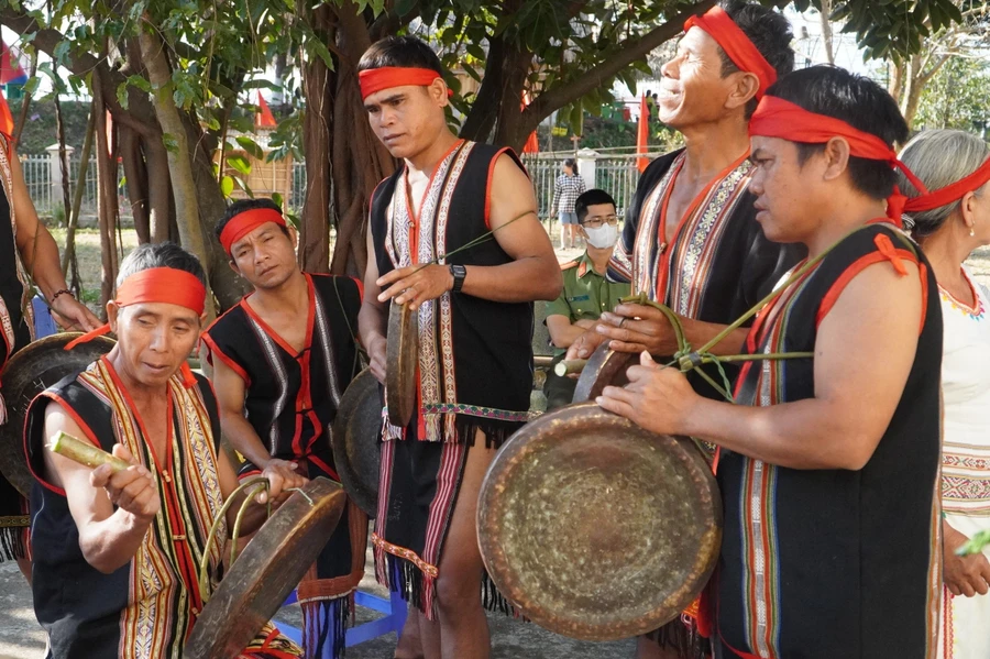 Nghệ nhân chỉnh cồng chiêng tại chương trình 'Trải nghiệm văn hóa truyền thống'. 