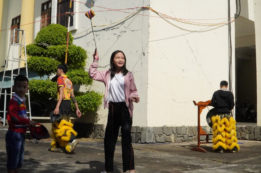 Học sinh trải nghiệm trò chơi ném còn.