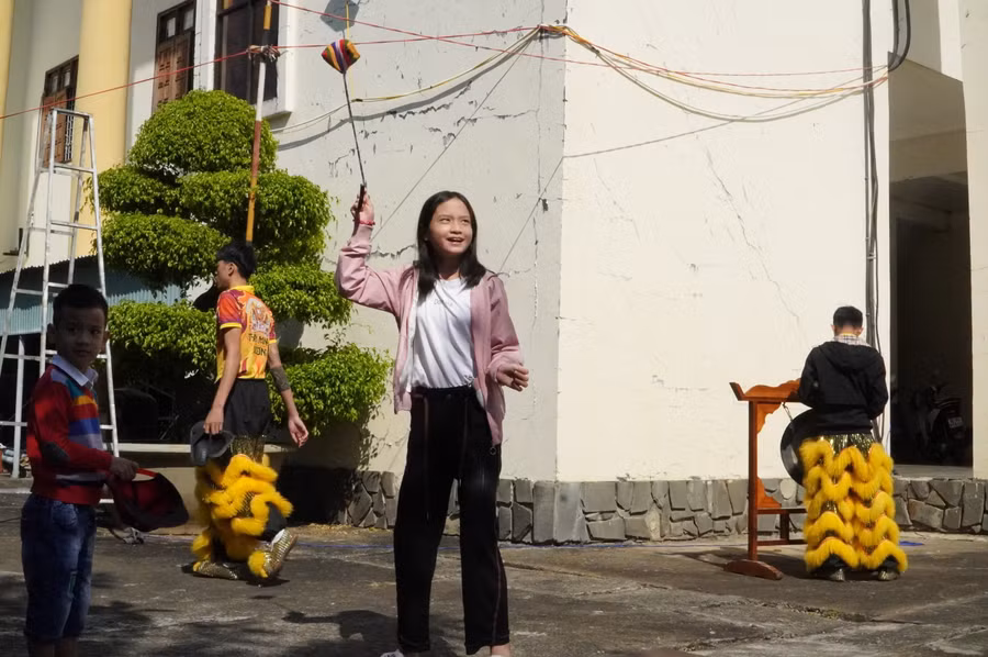 Học sinh trải nghiệm trò chơi ném còn.