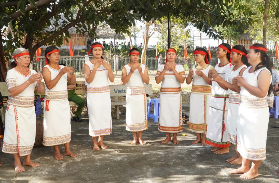 Những người phụ nữ Hà Lăng với điệu múa Chiêu.