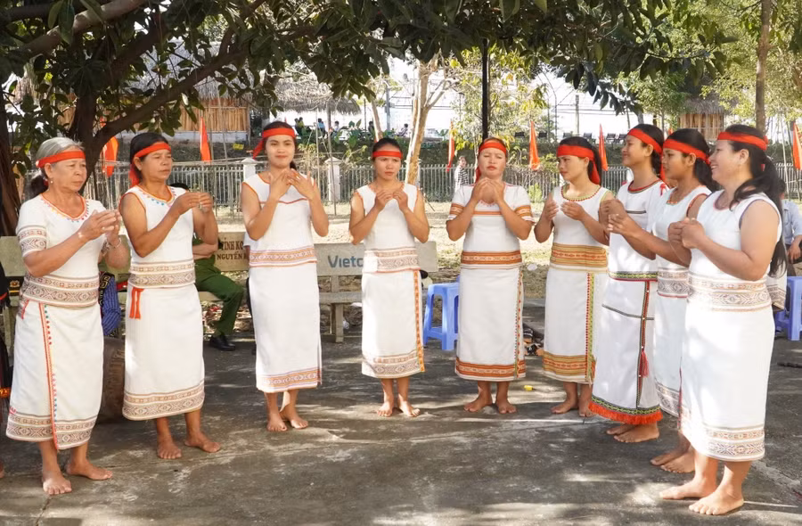 Những người phụ nữ Hà Lăng với điệu múa Chiêu.