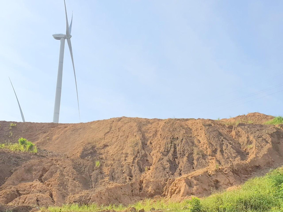 Bãi thải từ các trụ điện gió tiếp tục bị xói lở, bồi lấp khi mưa lớn. Bãi thải từ các trụ điện gió tiếp tục bị xói lở, bồi lấp khi mưa lớn.