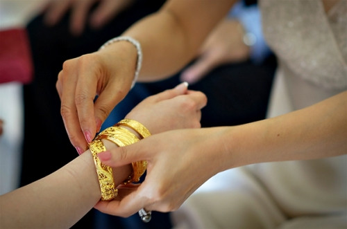 Đỏ mặt tía tai khi mẹ chồng đọc to lượng vàng trao trong lễ cưới - Ảnh 1