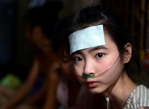 Tuyết Nhi trị bệnh tại nhà. Ảnh: Kênh 13. Tuyết Nhi trị bệnh tại nhà. Ảnh: Kênh 13.