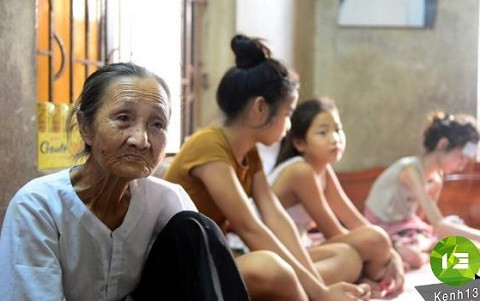 Bà nội Nhi giờ phải oằn lưng bán nước kiếm sống. Bà nội Nhi giờ phải oằn lưng bán nước kiếm sống.