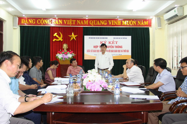 Ông Vũ Văn Kiểm phát biểu tại lễ kí kết hợp tác truyền thông Ông Vũ Văn Kiểm phát biểu tại lễ kí kết hợp tác truyền thông