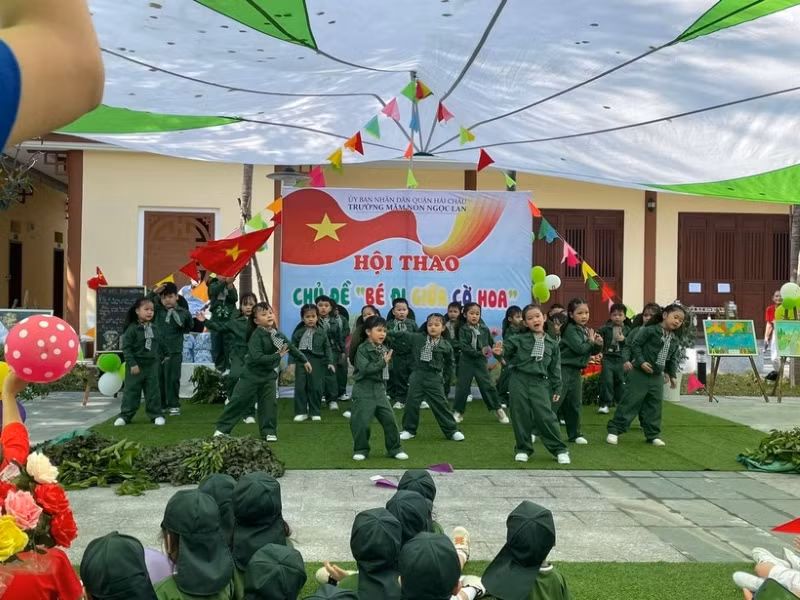 Trường Mầm non Ngọc Lan (quận Hải Châu, TP Đà Nẵng) biểu diễn văn nghệ trong chương trình Em đi giữa cờ hoa, mừng kỷ niệm Ngày giải phóng miền Nam, thống nhất đất nước.