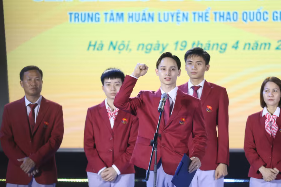 Vận động viên Đinh Phương Thành thay mặt các vận động viên tuyên thệ tại lễ xuất quân của đoàn thể thao Việt Nam dự SEA Games 32. Ảnh: INT.