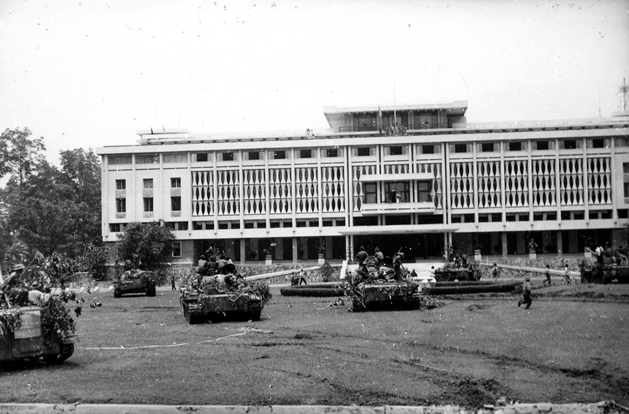 Xe tăng của bộ đội Quân đoàn 2 tiến vào chiếm Dinh Độc Lập, bắt sống nội các chính quyền Sài Gòn trưa ngày 30/4/1975. Ảnh tư liệu