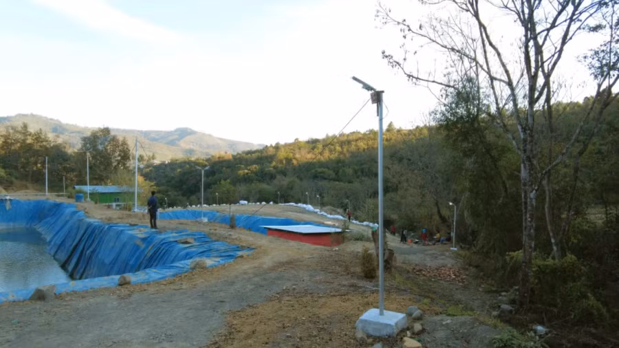 Đèn đường trong dự án thủy điện tích năng ở làng Hengbung. Ảnh: Reuters