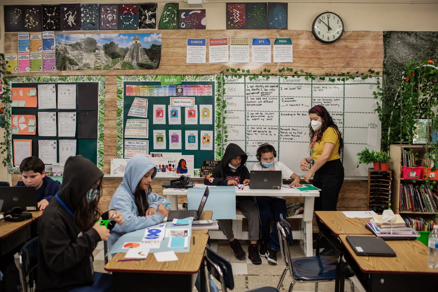 Laura Crespo - giáo viên lớp 5 trong giờ giảng dạy.