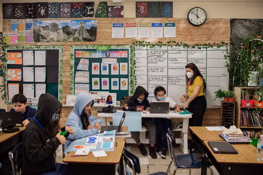 Laura Crespo - giáo viên lớp 5 trong giờ giảng dạy.