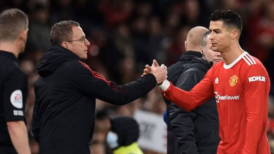 Thầy cũ của Ronaldo ‘bật bãi’ khỏi Man Utd vì lý do bất ngờ.