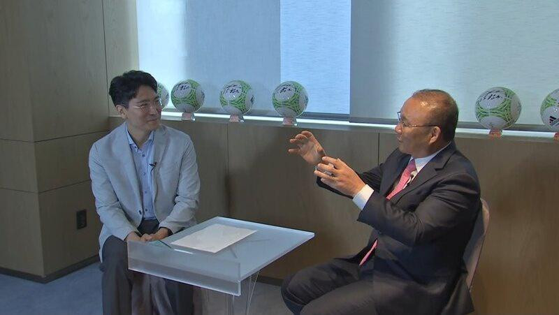 Huấn luyện viên Park Hang-seo và nhà báo Kook Young-ho trong cuộc phỏng vấn của kênh MBN Sports.