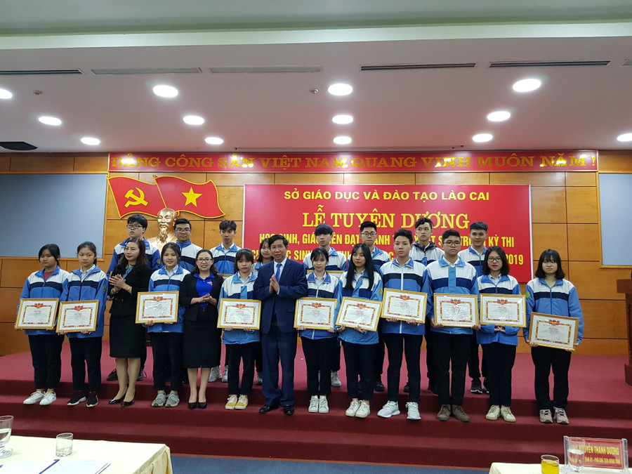 Trao thưởng cho các em học sinh giỏi quốc gia Trao thưởng cho các em học sinh giỏi quốc gia