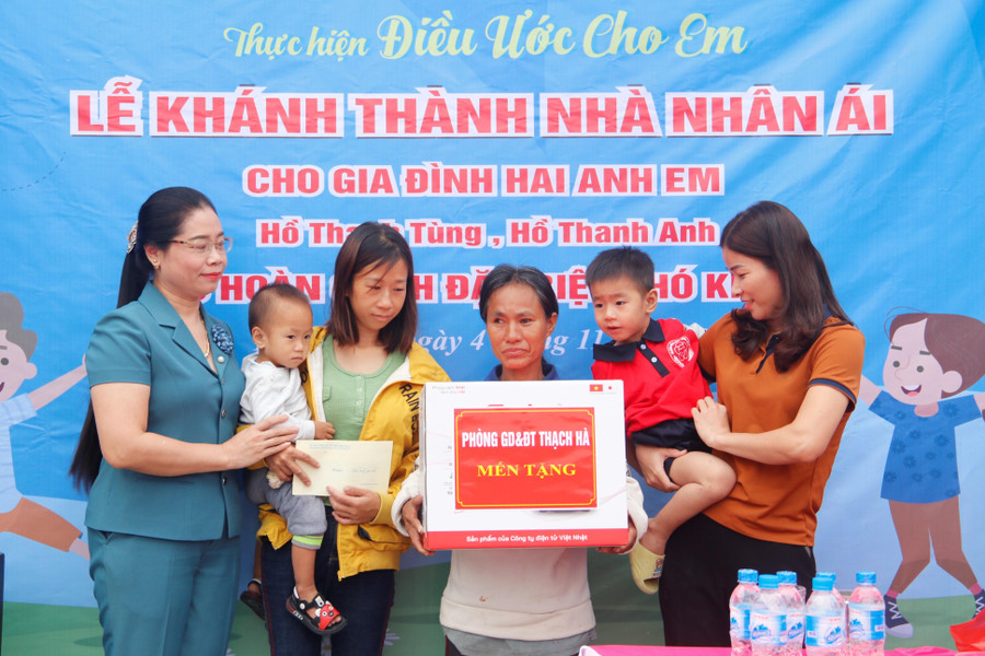 Đại diện Phòng GD&ĐT huyện Thạch Hà trao quà hỗ trợ gia đình chị Thương. Đại diện Phòng GD&ĐT huyện Thạch Hà trao quà hỗ trợ gia đình chị Thương.