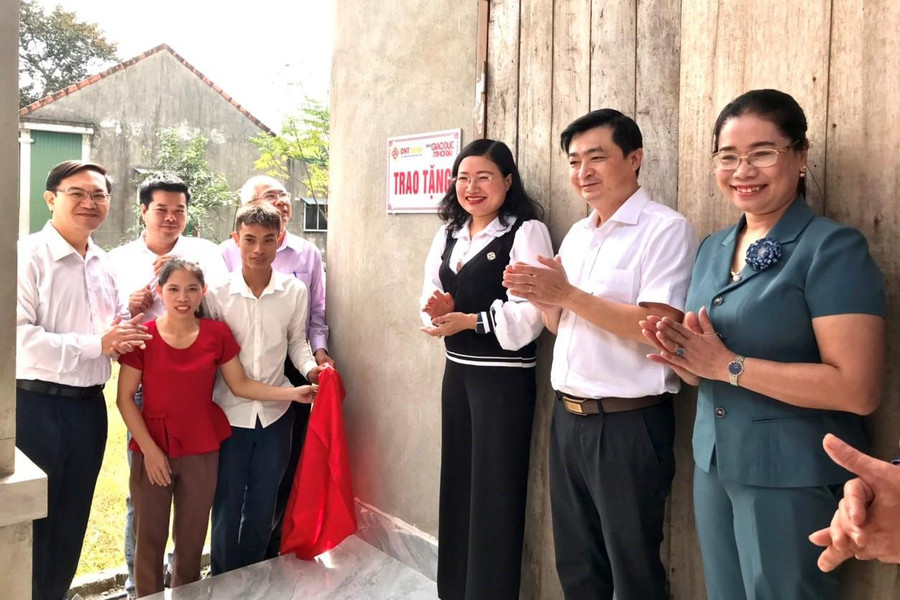 Đại diện Báo GD&TĐ cùng các ngành chức năng ở địa phương chúc mừng cô Hằng tại Lễ bàn giao nhà nhân ái. Đại diện Báo GD&TĐ cùng các ngành chức năng ở địa phương chúc mừng cô Hằng tại Lễ bàn giao nhà nhân ái.