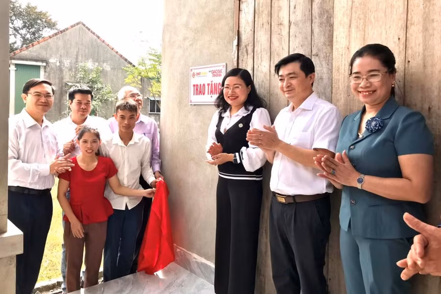 Đại diện Báo GD&amp;TĐ cùng các ngành chức năng ở địa phương chúc mừng cô Hằng tại Lễ bàn giao nhà nhân ái.