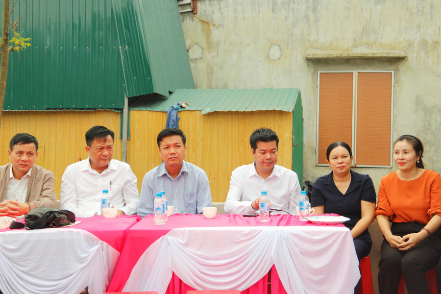 Đại diện chính quyền địa phương và các ngành chức năng tham dự buổi Lễ bàn giao. Đại diện chính quyền địa phương và các ngành chức năng tham dự buổi Lễ bàn giao.