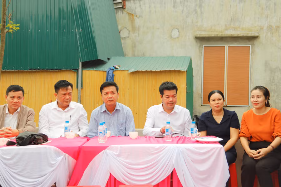 Đại diện chính quyền địa phương và các ngành chức năng tham dự buổi Lễ bàn giao.