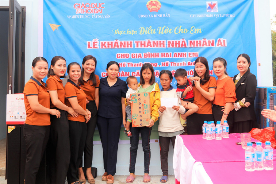 Các cô giáo Trường Mầm non Đỉnh Bàn trao quà đến gia đình 2 cháu. Các cô giáo Trường Mầm non Đỉnh Bàn trao quà đến gia đình 2 cháu.