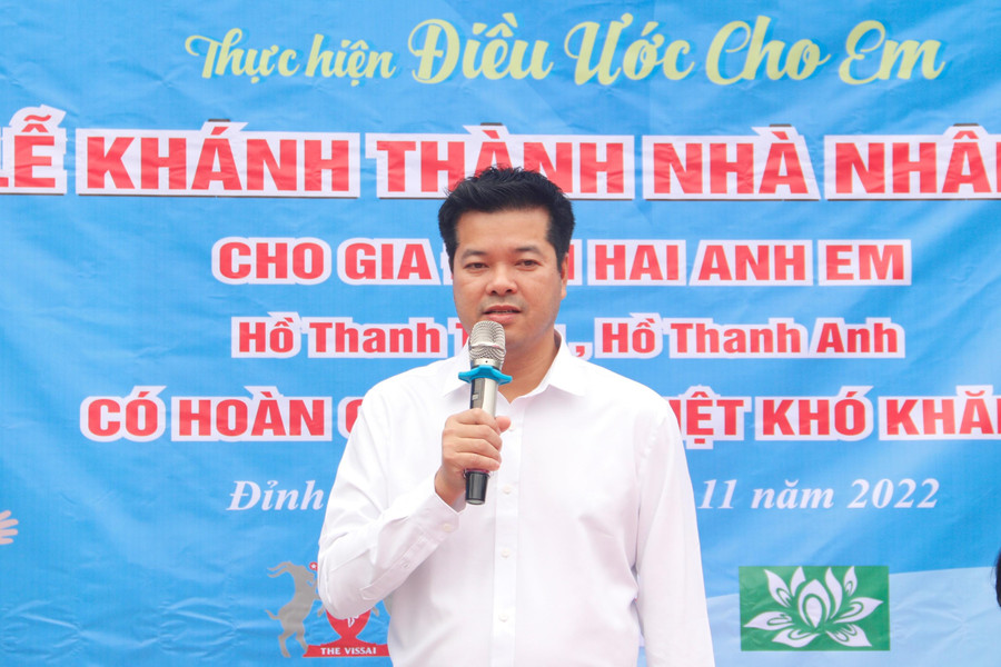 Nhà báo Nguyễn Văn Dũng - Trưởng đại diện Văn phòng Báo GD&TĐ khu vực MT-TN phát biểu chúc mừng các gia đình và gửi lời cảm ơn đến các đơn vị, các nhà hảo tâm, chính quyền địa phương cùng các ngành chức năng ở luôn đồng hành cùng báo để chia sẻ với những hoàn cảnh khó khăn trên địa bàn trong thời gian qua. Nhà báo Nguyễn Văn Dũng - Trưởng đại diện Văn phòng Báo GD&TĐ khu vực MT-TN phát biểu chúc mừng các gia đình và gửi lời cảm ơn đến các đơn vị, các nhà hảo tâm, chính quyền địa phương cùng các ngành chức năng ở luôn đồng hành cùng báo để chia sẻ với những hoàn cảnh khó khăn trên địa bàn trong thời gian qua.