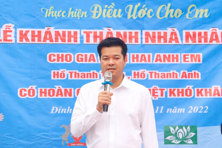 Nhà báo Nguyễn Văn Dũng - Trưởng đại diện Văn phòng Báo GD&amp;TĐ khu vực MT-TN phát biểu chúc mừng các gia đình và gửi lời cảm ơn đến các đơn vị, các nhà hảo tâm, chính quyền địa phương cùng các ngành chức năng ở luôn đồng hành cùng báo để chia sẻ với những hoàn cảnh khó khăn trên địa bàn trong thời gian qua.